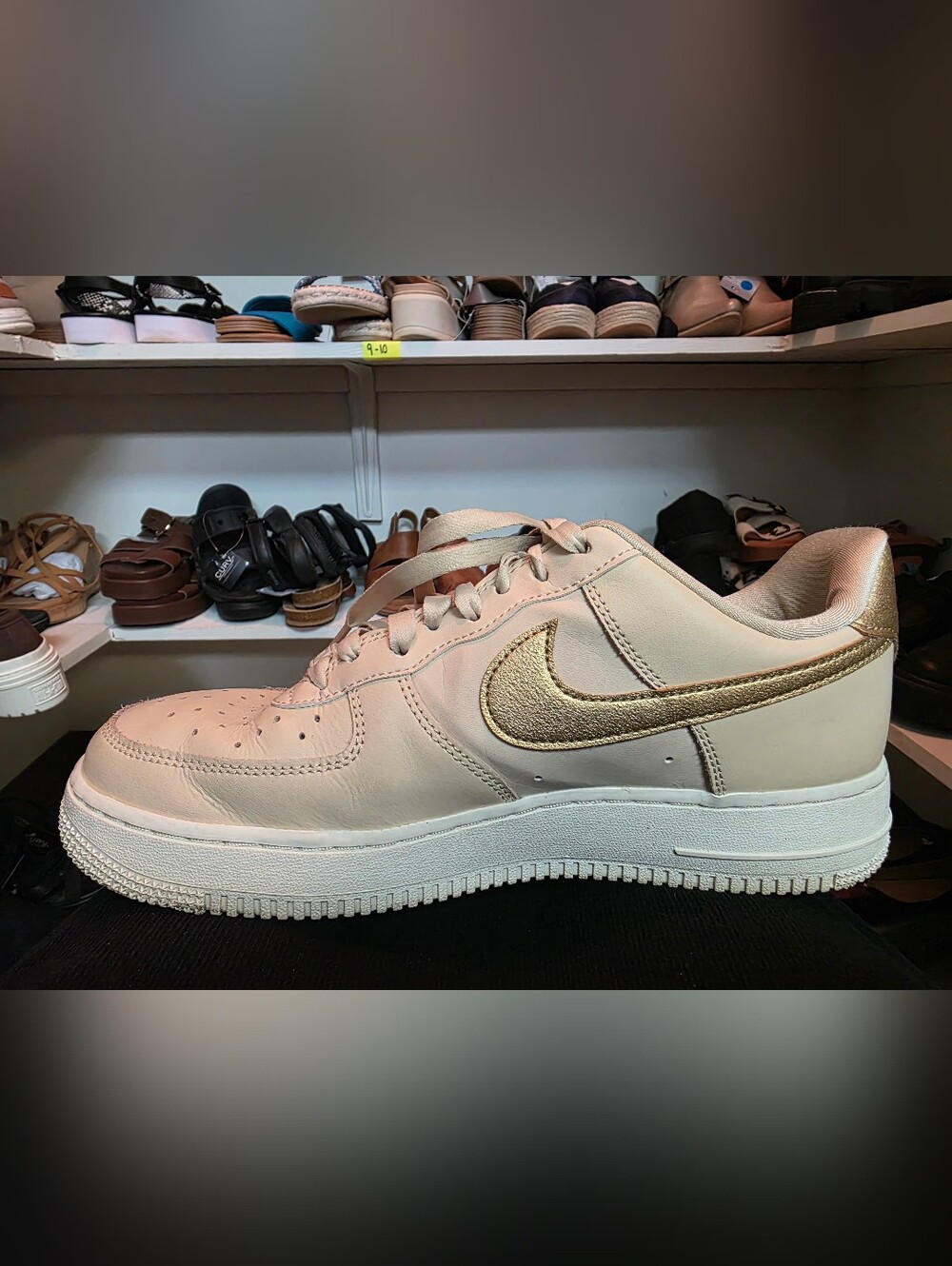 Nike Low-Top Sneaker in Blush with Gold Swoosh GREAT preloved Shape 9.5